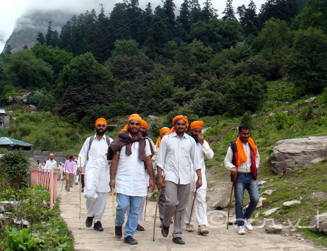 pilgrim-sardars-on-way-to-hemkund-sahib-valley-of-flowers-ghangharia-curated-experiences-and-impressions
